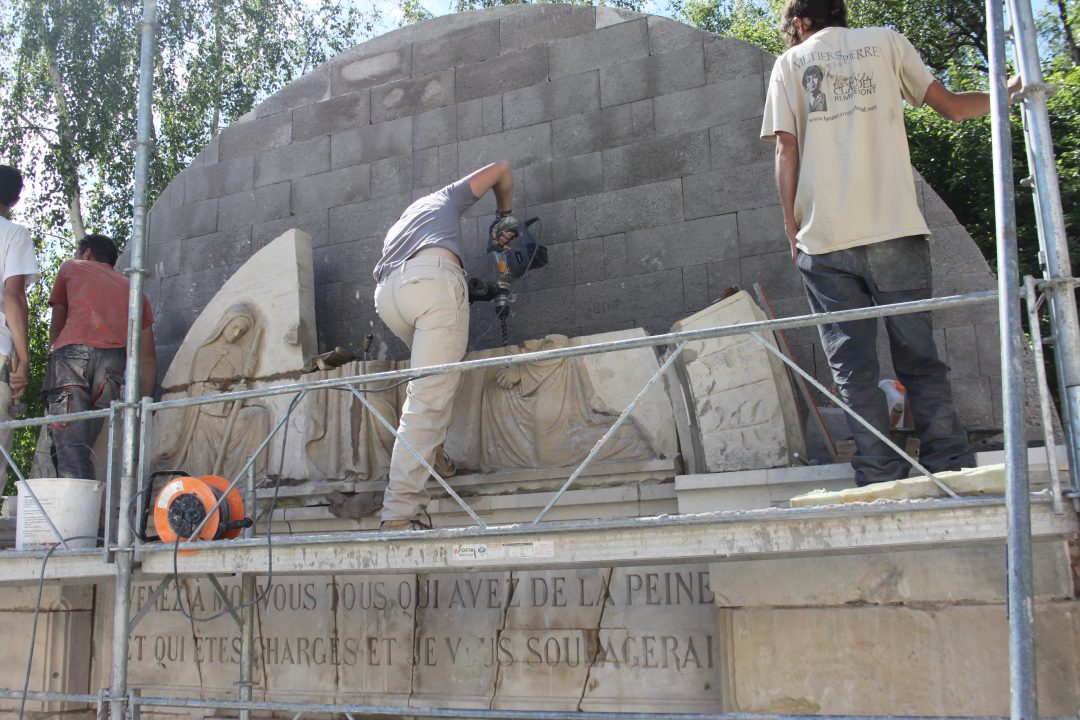 Chantier taille de pierre à l'école de Vagney