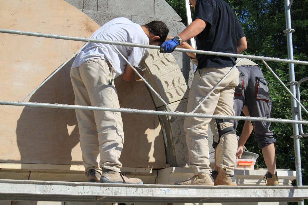 Chantier taille de pierre à l'école de Vagney