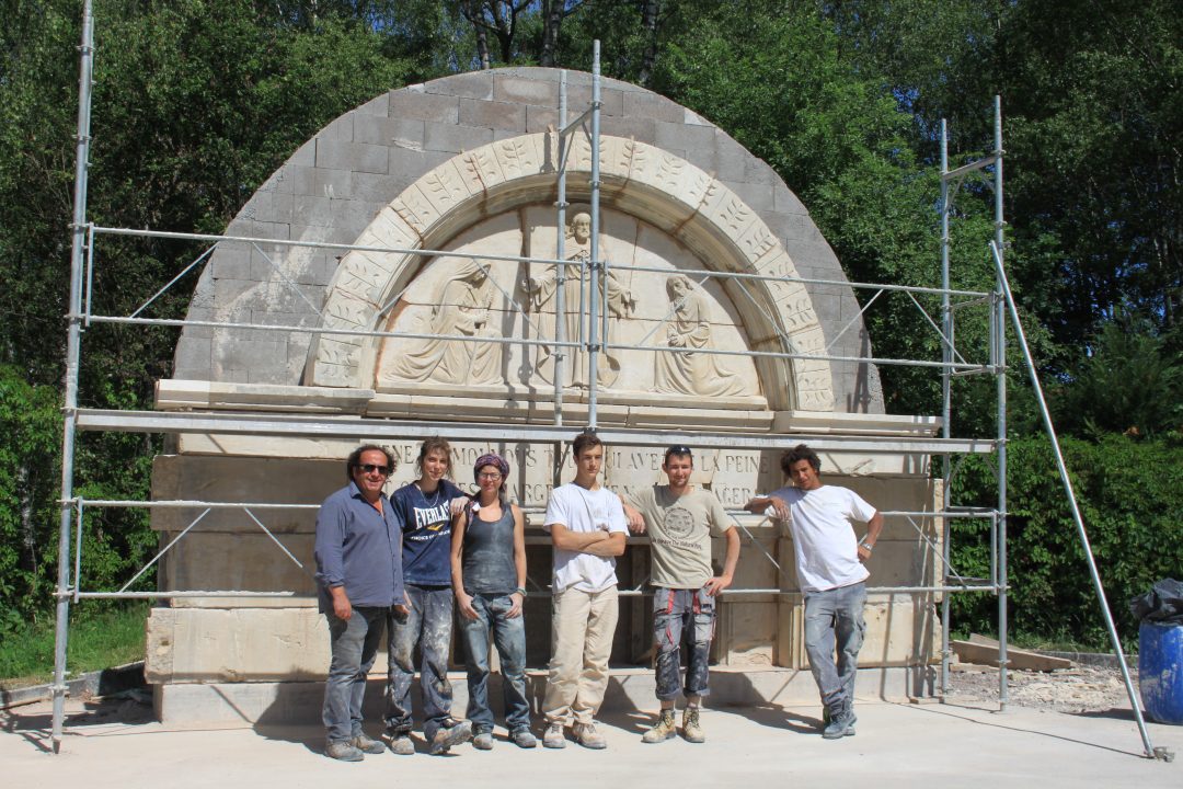 Chantier taille de pierre à l'école de Vagney